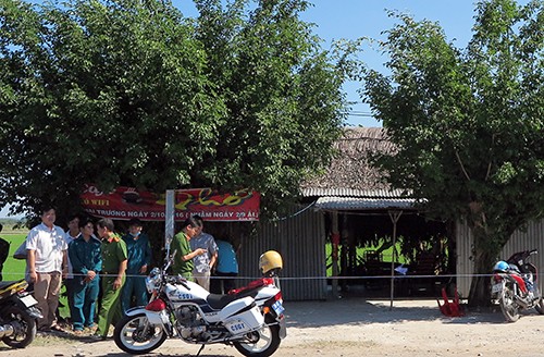 Vợ tử vong, chồng thoi thóp trong quán cà phê Cảnh sát khám nghiệm hiện trường quán cà phê có hai vợ chồng tử vong