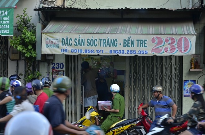 Lộ diện kẻ nã súng giết người giữa ban ngày ở Sài Gòn Công an khám nghiệm hiện trường vụ ông chủ tiệm bánh Pía bị bắn