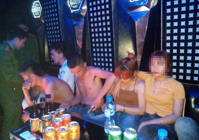 Đột kích quán Karaoke, phát hiện 31 đối tượng sử dụng ma túy Công an huyện Duy Tiên kiểm tra phòng hát tại quán Karaoke. Ảnh: Công an Hà Nam