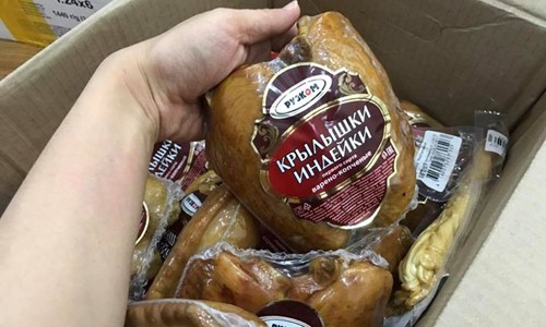 Chợ Tết chốn công sở Chị Hương đóng gói mặt hàng Tết để giao cho những đồng nghiệp, bạn bè