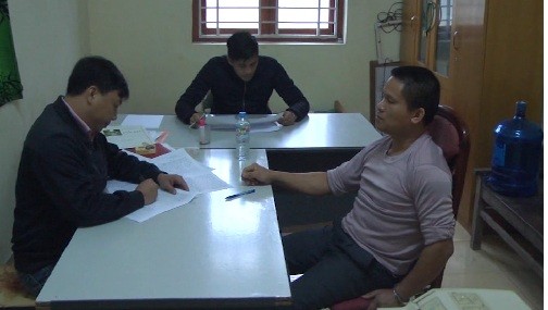 Sát hại vợ rồi truy sát bố mẹ vợ trong đêm Đối tượng Bùi Kim Hiền tại cơ quan công an. Nguồn: Đài Phát thanh và Truyền hình Hưng Yên