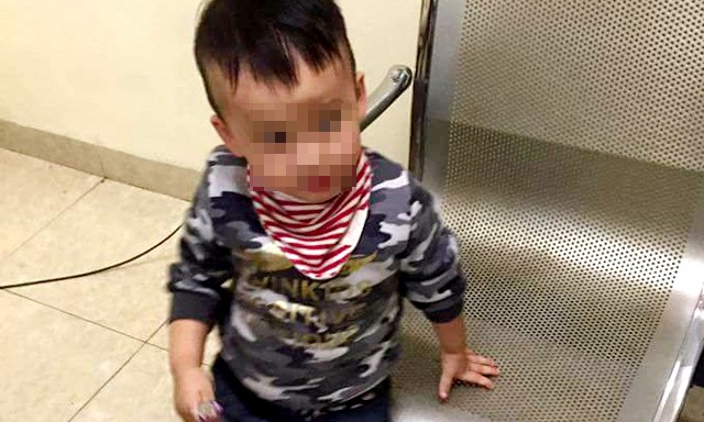 Hà Nội: Bé trai 3 tuổi bị lạc khi đi chơi cùng bố Bé trai bị lạc được đưa về trụ sở Công an phường Trúc Bạch. Ảnh: Facebook Le Thanh Tung
