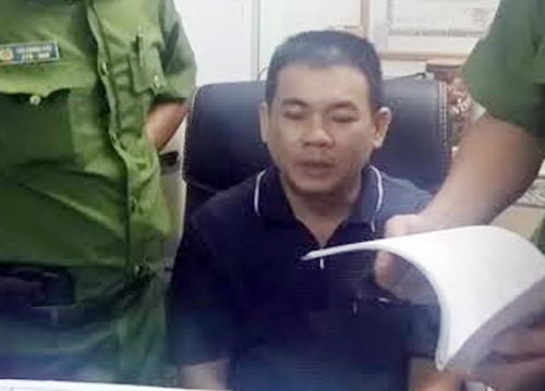 Hàng loạt người ở Sài Gòn bị lừa 'chạy việc' vào Tân Sơn Nhất Hòa bị bắt với cáo buộc lừa đảo. Ảnh: C.A