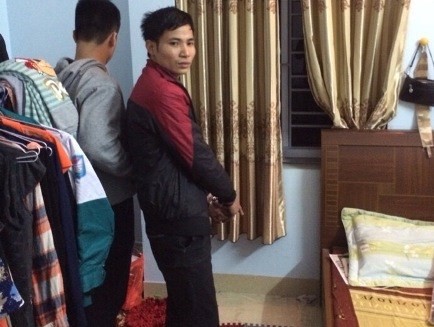 Tên trộm két sắt bị cậu bé 9 tuổi phát hiện Đối tượng Tuân (vai áo màu đỏ) đang thực nghiệm lại hiện trường vụ trộm két. Ảnh: Báo An ninh Thủ đô