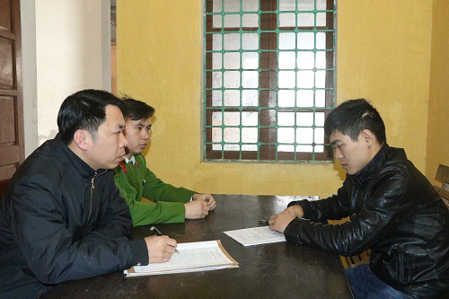 Bị đâm chết vì lời nhắc không được lái xe đánh võng Nghi can Phi (phải) làm việc với cảnh sát. Ảnh: C.A
