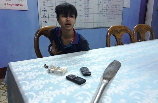 Vác mã tấu đi gây án ngày cuối năm Đối tượng Phương cùng tang vật tại cơ quan công an