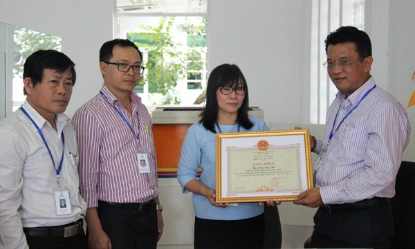 Nhặt được 1 tỷ, nữ nhân viên trả lại cho người mất Lãnh đạo Điện lực Đà Nẵng trao giấy khen, tuyên dương hành động đẹp của chị Anh. Ảnh: Ngọc Lâm