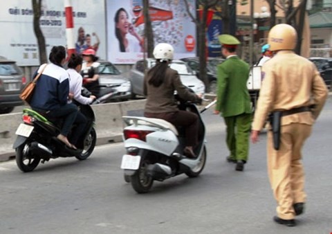 Hai thanh niên đánh CSGT bất tỉnh CSGT làm nhiệm vụ trên đường chực chờ với nhiều nguy hiểm