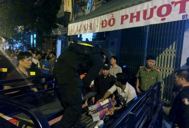 Hàng trăm công an đột kích kho vũ khí Lực lượng chức năng đưa số vũ khí thu được về trụ sở công an