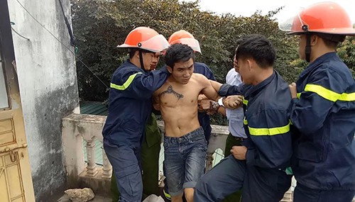 Con trai ngáo đá phóng hoả đốt nhà, đòi tự tử Cảnh sát khống chế thanh niên đốt nhà trong cơn ngáo đá