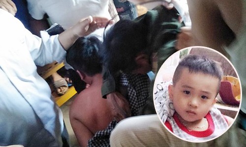 Hai người đàn ông bị dân vây đánh vì nghi bắt cóc trẻ em Hai người lạ mặt mời người dân phun thuốc muỗi bị hàng trăm người dân vây đánh vì nghi bắt cóc bé trai 6 tuổi vừa mất tích hơn 1 ngày