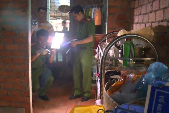 Bị ngăn cản yêu đương, nửa đêm sát hại mẹ bạn gái Cảnh sát khám nghiện hiện trường. Ảnh: C.A.