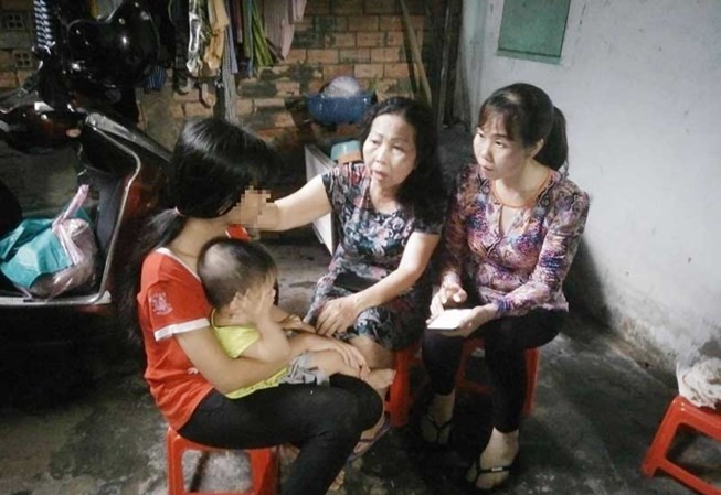 Thanh niên 16 tuổi hiếp dâm bé gái đến mang thai Hội Bảo vệ quyền trẻ em TP.HCM và Hội Liên hiệp Phụ nữ quận 9 động viên bé L. (đang ẵm em) vượt qua khủng hoảng