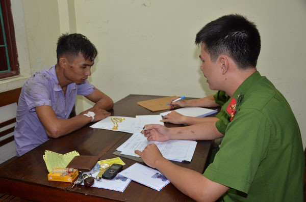 Cướp tiệm vàng bất thành, bỏ xe máy thoát thân Đối tượng Đào Trọng Hiếu cùng tang vật vụ án tại cơ quan Công an