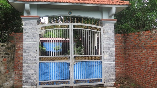 Điều tra vụ bé 11 tuổi tố bị hàng xóm nhiễm HIV xâm hại Nhà ông Hùng đóng cửa im ỉm từ khi sự việc xảy ra. Ảnh: Công lý