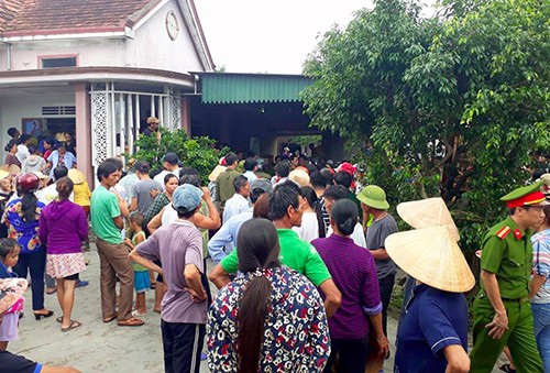 Vờ đọc lệnh bắt khẩn cấp để giải cứu người phụ nữ nghi bắt cóc trẻ em Nhiều người bao vây trước ngôi nhà nơi có người phụ nữ 48 tuổi chạy vào