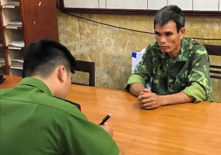 Bé gái 7 tuổi bị ông họ giở trò đồi bại phải nhập viện cấp cứu Cán bộ điều tra lấy lời khai Hoàng Văn Nụ