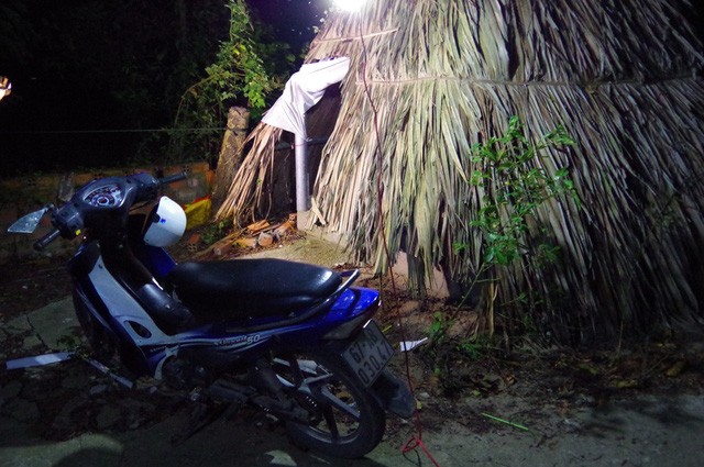 Bàng hoàng phát hiện đôi nam nữ chết trong quán cà phê Chiếc xe cùng một số tài sản của bị hại còn tại hiện trường. Hiện cơ quan Công an An Giang đang điều tra làm rõ