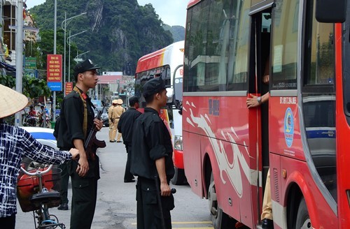 Cảnh sát Quảng Ninh lập chốt kiểm tra, truy tìm tử tù vượt ngục Cảnh sát được trang bị vũ trang kiểm tra phương tiện trên quốc lộ 18 A, phường Quang Hanh, TP Cẩm Phả