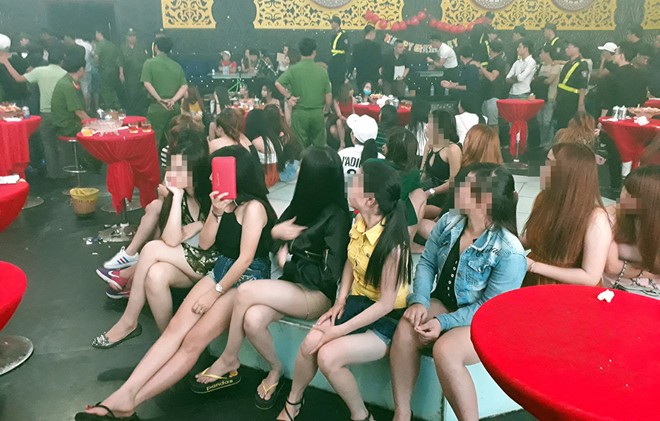 Phát hiện hơn 200 dân chơi tại quán bar lúc rạng sáng Khách nữ tại quán bar. Ảnh: Zing