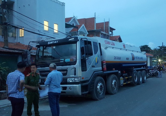 Cảnh sát đồng loạt “đột kích” 3 điểm rút trộm xăng dầu Một chiếc xe bồn tại thời điểm công an bắt quả tang