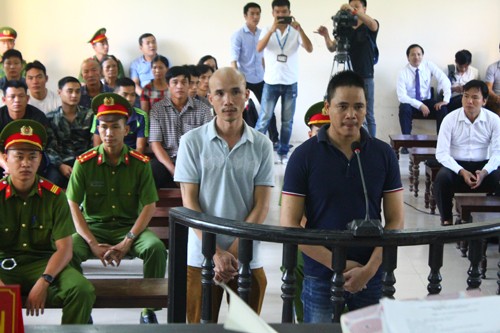 Hoãn phiên xử doanh nhân nhắn tin khủng bố Chủ tịch tỉnh Bắc Ninh Thuận và Phương (từ trái qua) tại phiên tòa trong phần kiểm tra căn cước