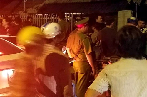 Cô gái đâm chết bạn trai tại quán cà phê Cảnh sát khám nghiệm hiện trường vụ án