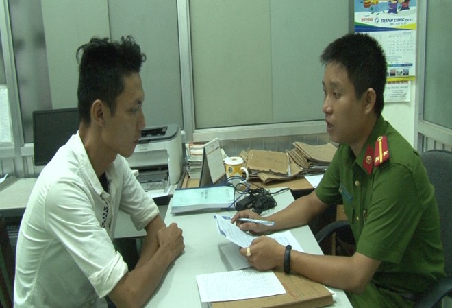 Nam thanh niên bị tẩm xăng đốt vì nghi trộm cắp Dũng, một người trong nhóm thanh niên liên quan đến vụ anh Thắng bị bỏng nặng. Ảnh: Công an cung cấp