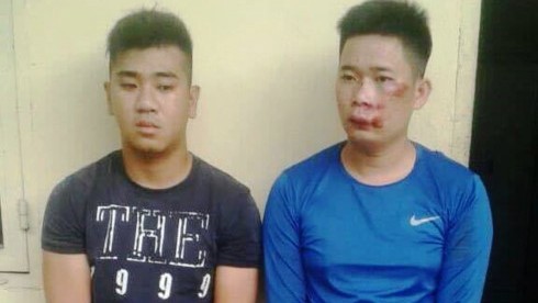 Bị truy đuổi, 'cẩu tặc' dùng nỏ bắn công an bị thương Đạt và Tốt tại cơ quan công an - Ảnh: công an cung cấp