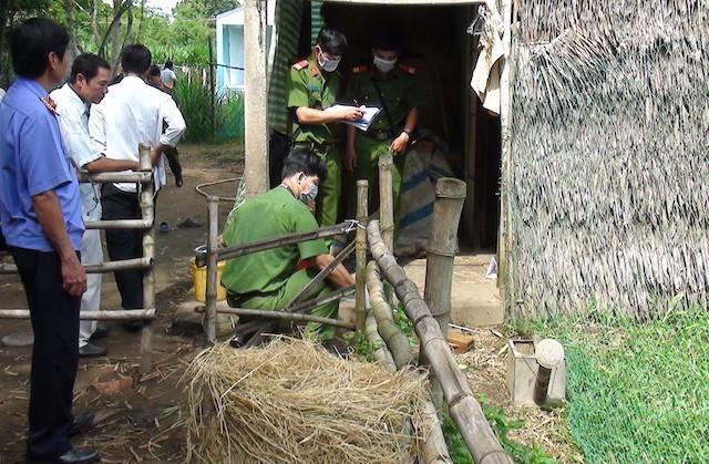 Nam thanh niên cùng người yêu 'nhí' giết người, cướp vàng Cảnh sát khám nghiệm hiện trường xảy ra vụ án. Ảnh: C.A