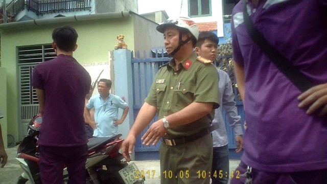 Bị đâm vào cổ tài xế GrabBike vẫn truy đuổi cướp Công an dựng lại hiện trường vụ tài xế GrabBike bị cướp tấn công thương tích nặng