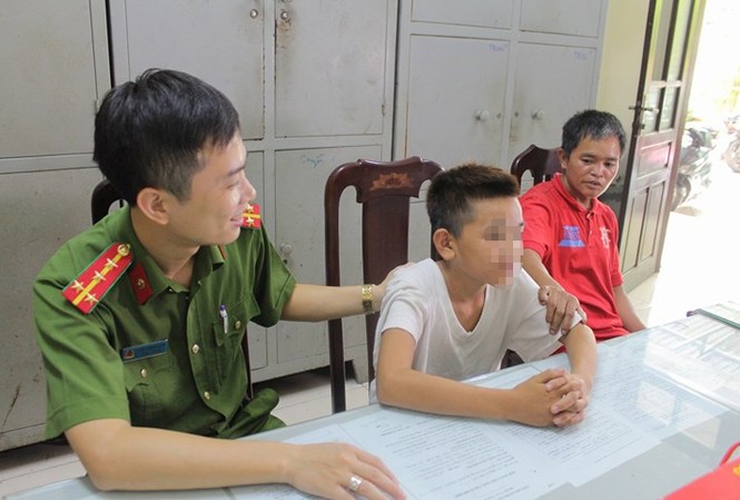 Hành trình lưu lạc hơn 1 tháng từ Sơn La xuống Hà Nội của bé 13 tuổi Cậu bé Lò Văn Giá vui mừng khi đã gặp lại được bố đẻ, sau hơn một tháng lưu lạc