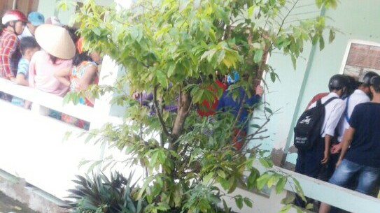 Dân vây bắt 4 phụ nữ vì nghi bắt cóc trẻ ở cổng trường Dân vây bắt 4 phụ nữ vì nghi bắt cóc trẻ ở cổng trường