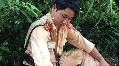 Trung úy CSGT bị tấn công khi xử lý vi phạm Trung úy CSGT bị tấn công khi xử lý vi phạm