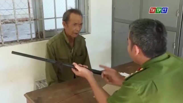 Bắt cụ ông 65 tuổi dùng súng kíp bắn người trộm gà Bắt cụ ông 65 tuổi dùng súng kíp bắn người trộm gà