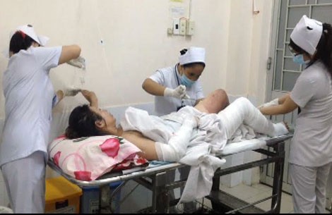 Hai người bị tạt axit bỏng nặng vì ghen tuông mù quáng Hai người bị tạt axit bỏng nặng vì ghen tuông mù quáng