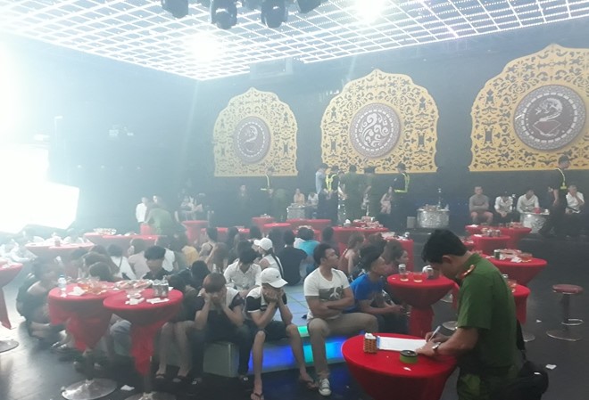 Hàng chục khách dương tính với ma túy tại bar Diamond Luxury Hàng chục khách dương tính với ma túy tại bar Diamond Luxury