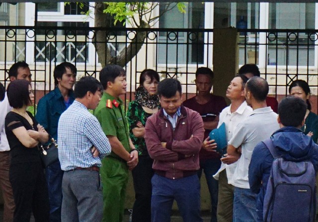 Phạm nhân tử vong khi vừa thụ án tội hiếp dâm Thiếu tá Nguyễn Công Dung - Phó Giám thị Trại tạm giam Công an tỉnh Nghệ An thuyết phục người nhà để cơ quan chuyên môn khám nghiệm tử thi, làm rõ nguyên nhân cái chết của bị án Hoàng Văn Ka. Ảnh: Dân trí