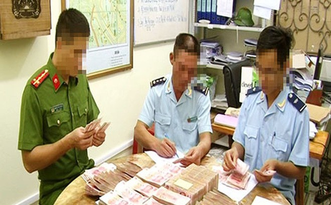 Người đàn ông vứt 3 tỷ đồng bỏ chạy khi thấy công an Người đàn ông vứt 3 tỷ đồng bỏ chạy khi thấy công an