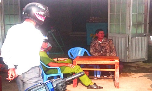 Cô gái bị bạn trai 60 tuổi truy sát giữa đường vì ghen Cảnh sát làm việc với người đàn ông chém bạn gái giữa đường