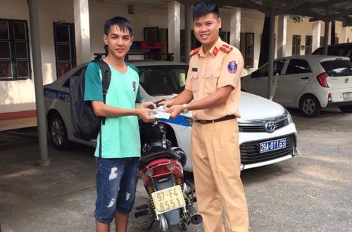 Cảnh sát giao thông trả lại ví tiền 15 triệu đồng bị đánh rơi Tuấn Anh nhận được số tiền đóng viện phí cho ông bị đánh rơi