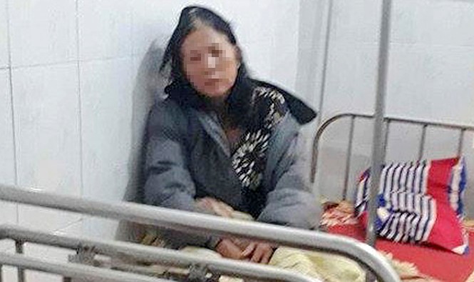 Người phụ nữ 61 tuổi bị côn đồ đánh trọng thương Bà Bé bị hành hung được người dân đưa đến bệnh viện điều trị. Ảnh: Zing