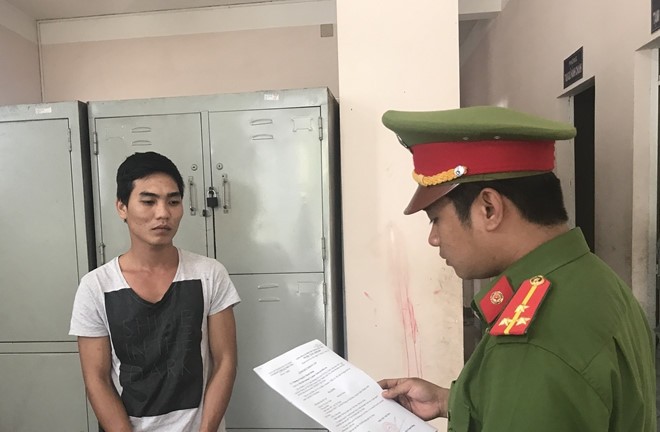 Đâm người khác nguy kịch sau va chạm giao thông Công an đọc lệnh bắt đối với nghi can