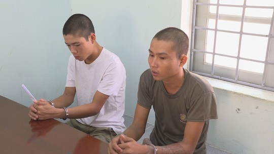 Trả bớt tiền cướp được để... hiếp dâm khổ chủ Huấn và Huy tại cơ quan công an