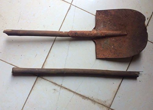 Cầm xẻng đánh gục đối thủ để giải cứu bạn Tang vật vụ án. Ảnh: C.A