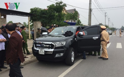 Cảnh sát bất ngờ tấn công, bắt gọn nhóm buôn ma túy có súng Chiếc xe ô tô nhóm đối tượng dùng để vận chuyển ma túy