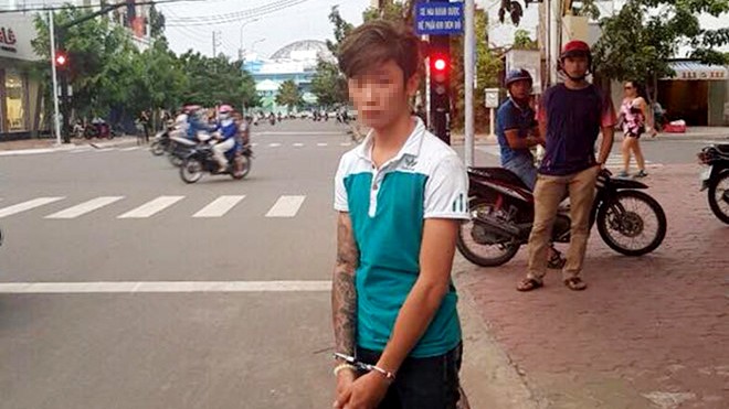 Cảnh sát nổ súng bắt 2 thiếu niên cướp giật trên đường Nguyễn Văn Hùng chuyên chặn đường cướp tài sản của học sinh. Ảnh: Công an cung cấp