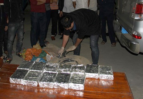 Ôtô công vụ dỏm vận chuyển 40 bánh heroin Lực lượng chức năng kiểm tra ôtô chứa ma túy