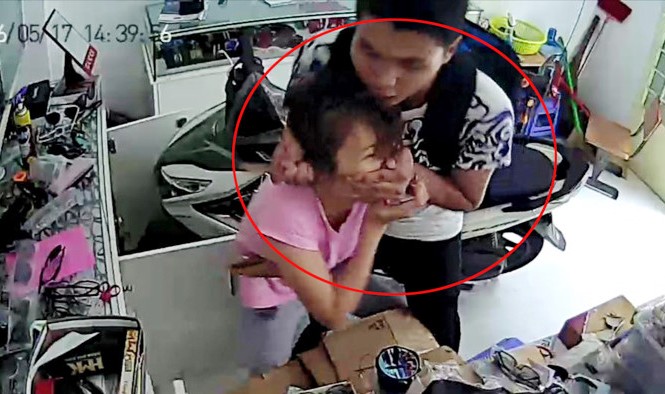 Cô gái tung cửa thoát khỏi tên cướp lúc bị khống chế Cô gái tung cửa thoát khỏi tên cướp lúc bị khống chế