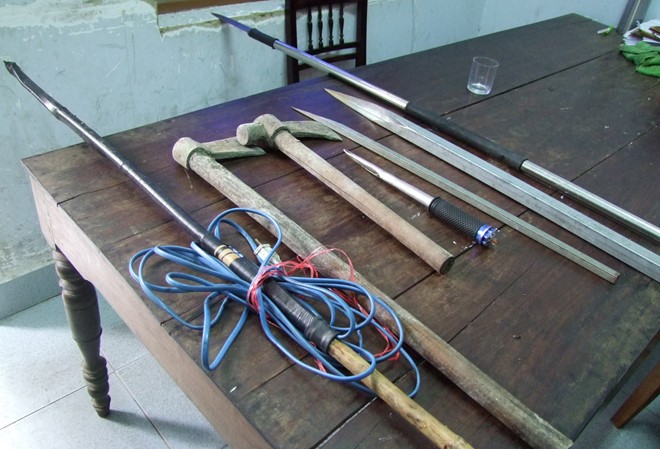 Khống chế vợ con đòi giải cứu em trai Những hung khí mà anh em Vương và Cường sử dụng